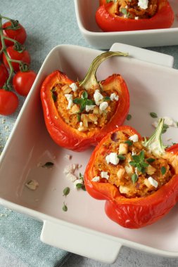 Kuskus, domates ve Feta peynirli dolma kırmızı çan biberleri.