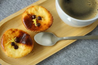 Limonlu şekersiz Skyr peynirli kekler ve az yağlı krem peynirli