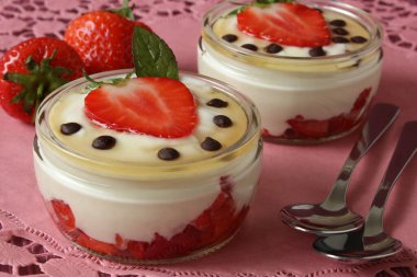 Çilek ve Ballı Yoğurt Mascarpone Tatlısı