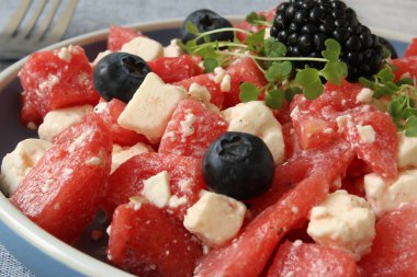 Arugula filizli kavun ve Feta salatası.