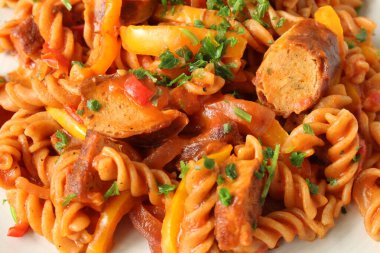 Alman Sosis Gulaşı ve tam buğday sarmalı makarna.