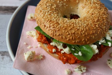 Ajvar, Feta ve Lamb 's Marul ile Susamlı Bagel