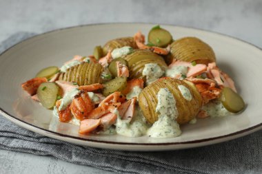Turşulu ve alabalıklı Hasselback Patates Salatası