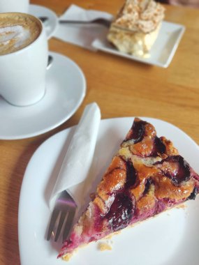 Kafede Sütlü Erikli Kek.