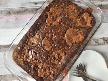 Ev yapımı Brokie in Glass Pan Rustic Çikolata Cipsi Tatlısı