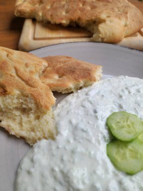 Ev yapımı Tzatziki ve Rus Düz Ekmek Minimalist Yemek Fotoğrafçılığı