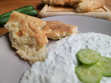 Ev yapımı Tzatziki ve Rus Düz Ekmek Minimalist Yemek Fotoğrafçılığı