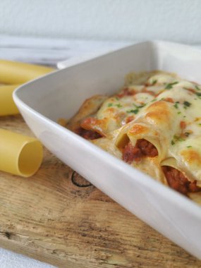  Bolonez Doldurulmuş Cannelloni Bechamel ve Erimiş Peynir