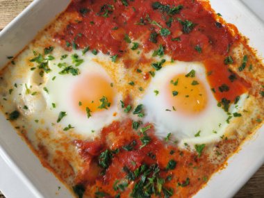 Salçalı yumurta ve domates soslu Shakshuka.