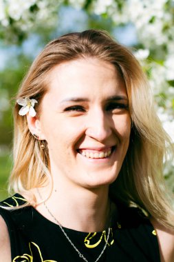 Parktaki güzel genç bayan.