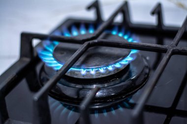 Gaz ocağında alevi olan bir gaz ocağı.