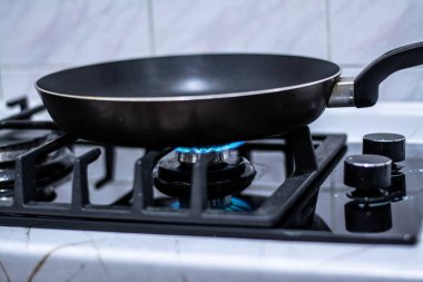 Eski bir mutfakta sobası ve ocağı olan bir soba.