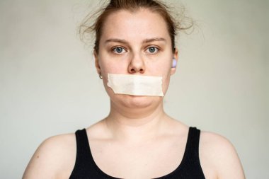 Kafasında beyaz ağızlı bir kadın.