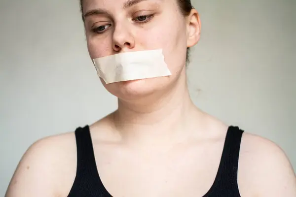 Kadın elleriyle ağzını kapatıyor.