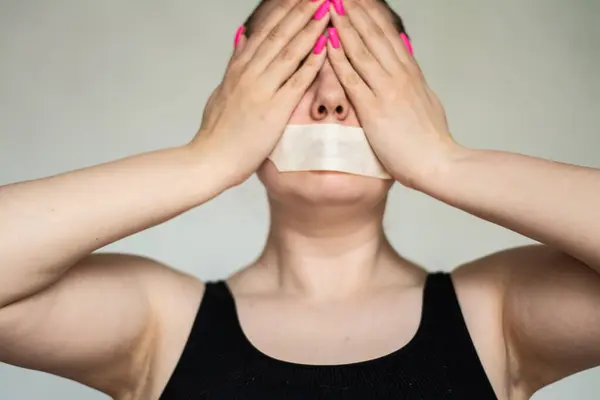 Yüzünde maske olan kadın.