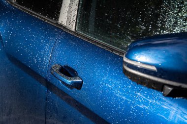 Camda araba boyası var..