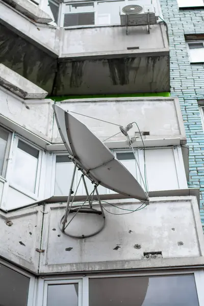 Binanın çatısında televizyon anteni var..