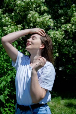 bahar bahçe içinde güzel genç kız.