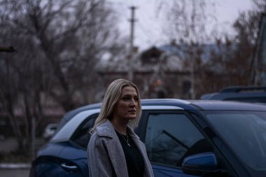 Elektrikli arabası olan güzel bir kadının portresi. yüksek kaliteli fotoğraf