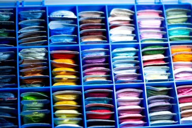 Kutudaki birçok farklı renk başlığı.