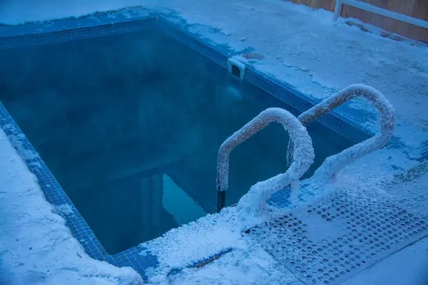 Sıcak bir kış havuzu.