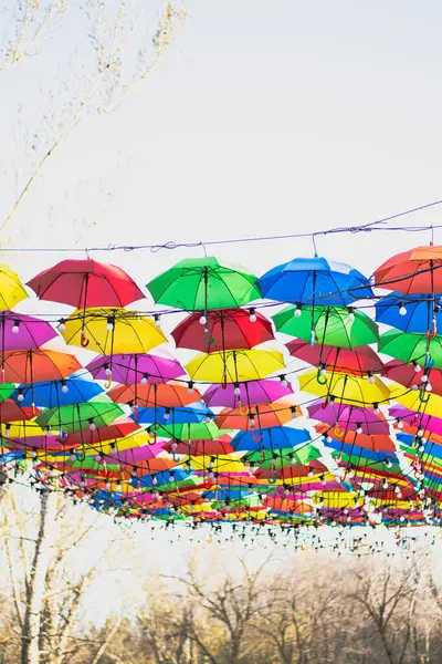 Sokakta renkli şemsiyeler