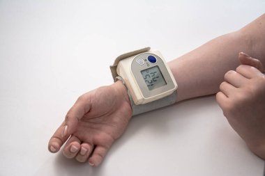 Kan basıncı ölçer. Beyaz arka planda tansiyon ölçer..