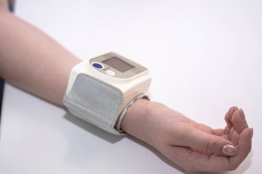 Elinde şeker olan kan şekeri ölçer.