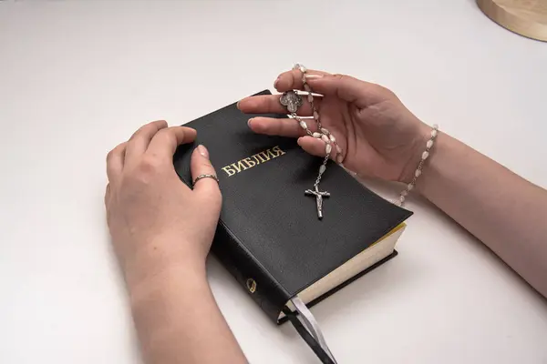 Kilisede dua eden kadın, kapat.