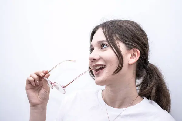 Beyaz arka planda gözlüklü kız