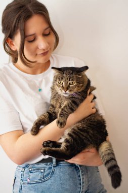 Kedili genç bir kız.