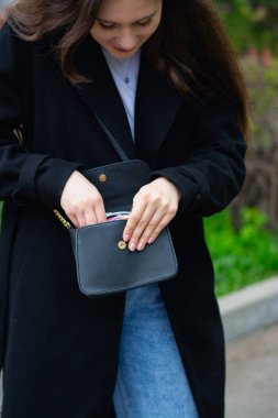 Parkta sırt çantalı bir kadın.