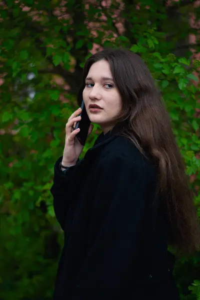 cep telefonuyla konuşurken kız