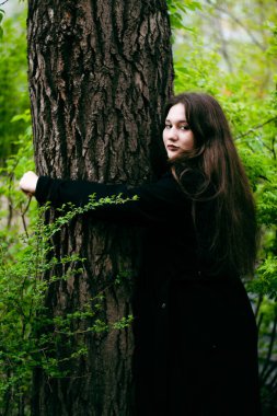 Ormanda güzel bir kızın portresi.