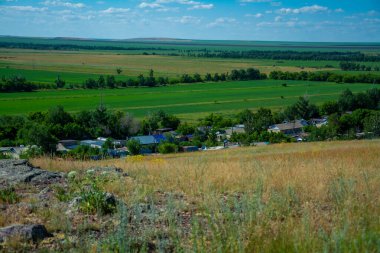 Dağlarda evleri olan bir manzara. Yüksek kalite fotoğraf.