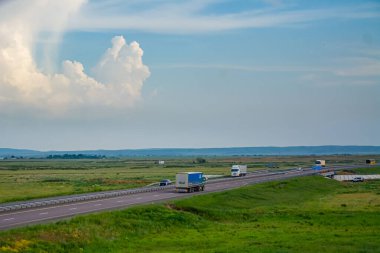 Yeşil çimenler ve mavi gökyüzü. Arabalı yol. Yüksek kalite fotoğraf.