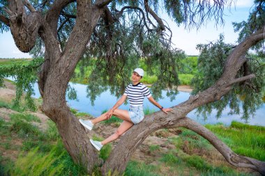 Ağaçta oturan kadın. Yüksek kalite fotoğraf