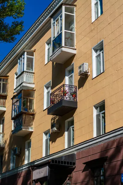 Pencereli eski bina. Yüksek kalite fotoğraf