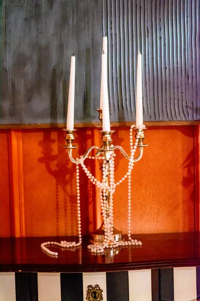 Mumlarla dolu güzel bir masa.