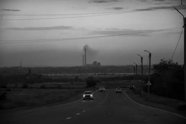 bir fabrikanın siyah beyaz fotoğrafı