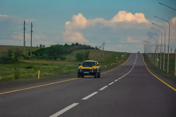 Sarı arabalı yol. Yeşil çimenler ve mavi gökyüzü. Yüksek kalite fotoğraf.