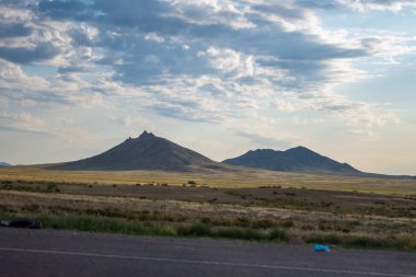Dağlarda dağları olan güzel bir manzara.