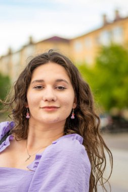 Şehrin sokaklarında poz veren güzel genç bir kadın.