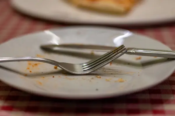 Çatal ve bıçak beyaz tabakta. Yüksek kalite fotoğraf