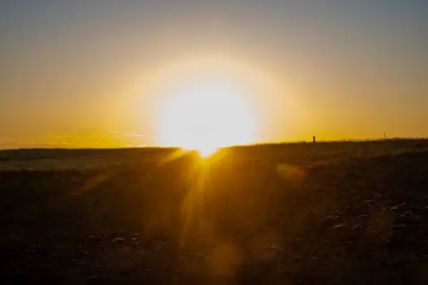 Sahada gün batımı, yaz günü