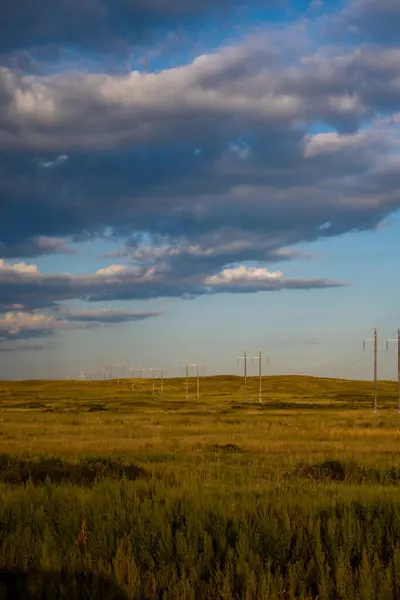 Arkasında bir dağ olan güzel bir manzara.