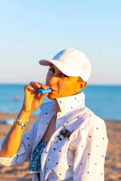 Ellerinde şapkası olan kadın.