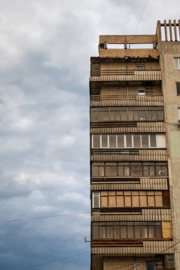 Eski ev çok renkli bir pencereyle kaplıydı..