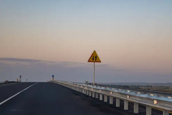 Denizin ortasındaki yol işareti.