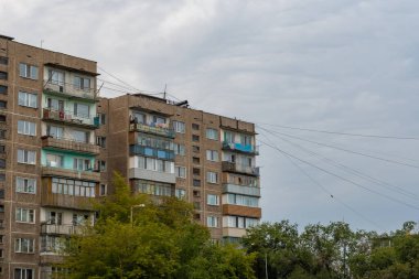 Baharda Kiev 'de bir yerleşim bölgesinde evin ön cephesi..